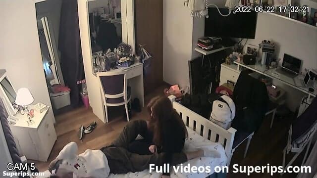 IPCAM â Redhead girl sucks her boyfriendâs nipples