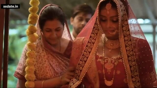 DESI BHABHI KO BANAYA GODI TEL LGA KE CHODA