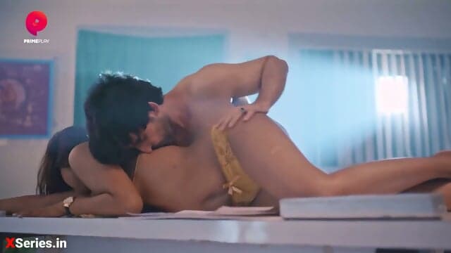 Compounder Ne Land Ke Doctor Ke  Apna Land Gusaya  Sexy Doctor Pili Chaddi Gili Kardi  Sexy Doctor Ka Maja Liya  Ullu Web Series  Aakhri Iccha E2
