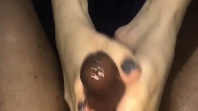 Black Amateur's Pretty Toes Footjob