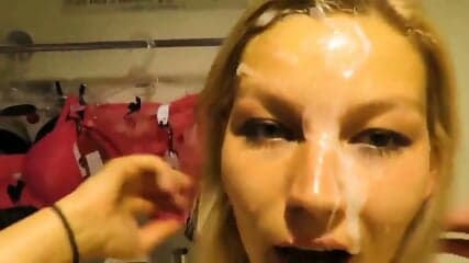 Geile Milf Lutscht Fremden Schwanz In Der öffentlichen Umkleidekabine
