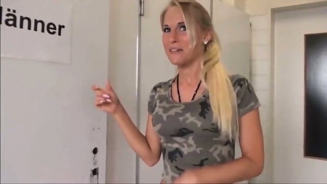 Schmutzige, Ã¶ffentliche Blowjob-Action Mit Einer Deutschen Blondine