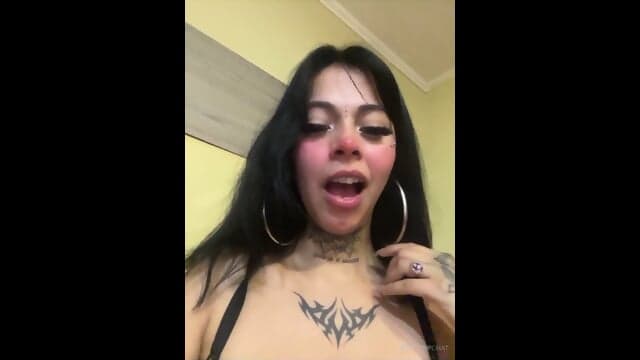 Chica Chilena se divierte con su amiga