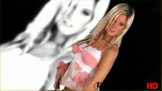 Blond Jana moves