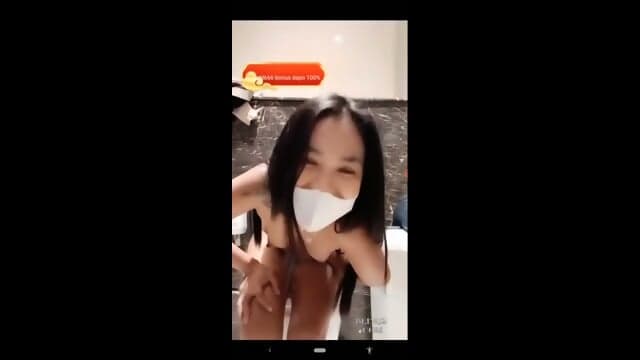 Suka banget main di toilet