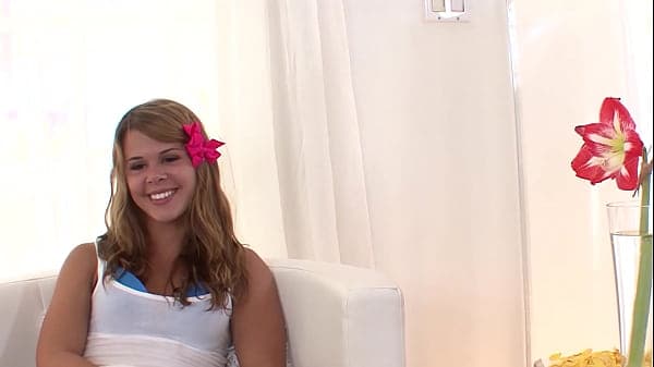 ELIZABETH BENTLEY 19 YO Teen Cutie Gives Huge C...
