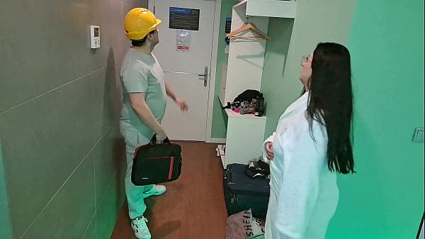 MILF latina hace que el manitas del hotel gordi...