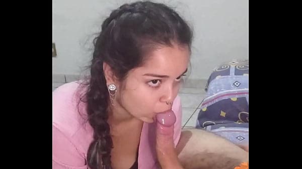 Garganta profunda desleixada  e sentada da novinha que veio matar aula (Completo no RED )