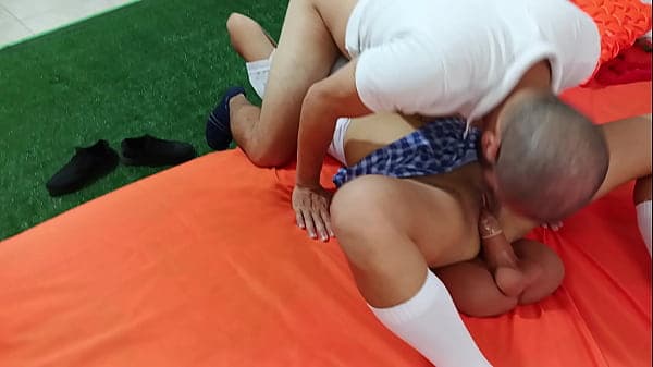 69 invertido entre estudiantes maduros!! ella es una puta mamando la polla gigante de su compañero de clases