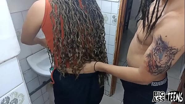 Me corro en el apretado co&ntilde;o de mi hermanastra ...