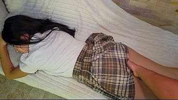 Linda estudiante uniformada se deja coger por su padrastro