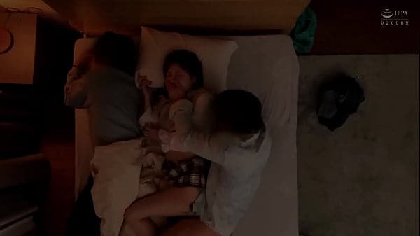 友達の彼女と3人で宅飲み。●い潰れてそのまま雑魚寝してしまったが…。目を覚ますと、無防備に眠る彼女の姿が。●いに任せてちょっとイタズラをするだけのつもりが...