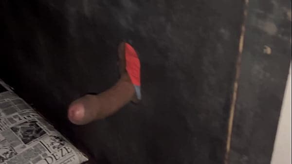 Ro&ccedil;ei minha bunda no pau do neg&atilde;o e ele gozou n...