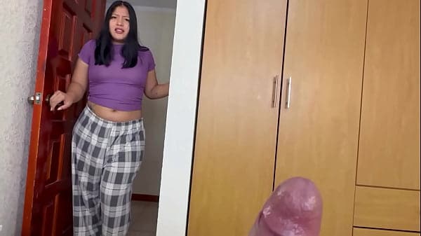 Mi cu&ntilde;ada me descubre masturb&aacute;ndome con sus int...