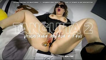 Culona se Masturba con Tanga puesta para un Fan...