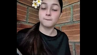 Chica traviesa y desnuda masturb&aacute;ndose en el au...