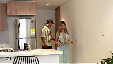 Hot Blonde Pays Pizza Delivery Guy with Her Pus...
