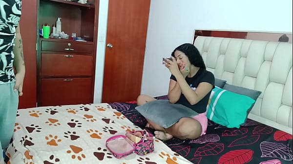 Hermanastro pervertido se folla por el co&ntilde;o a s...