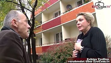 Deutsche gro&szlig;e Hausfrau auf der Stra&szlig;e vom Opa ...