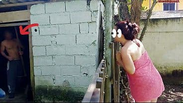 Chuveiro n&atilde;o funciona, mulher casada pede ajuda...