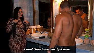 Big-bootied woman gets into the wrong room and ...