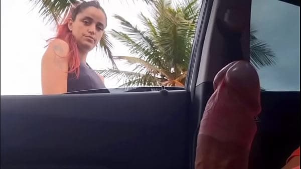 Se masturbando em publico no carro!