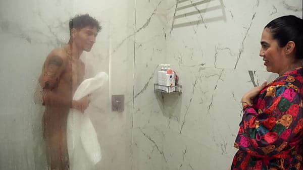Stepmom with huge ass spies on her stepson in t...