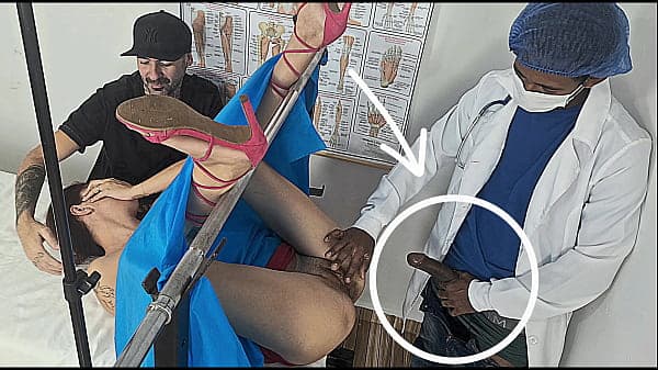 inseminada pelo m&eacute;dico dotado por tr&aacute;s do corno!