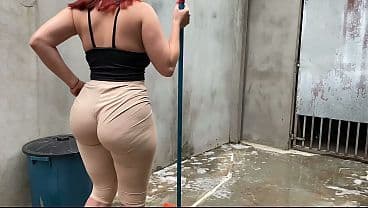 Essa empregada me provoca muito, a bunda dela &eacute;...