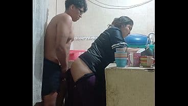 Empleada follada en la cocina, casi nos descubr...