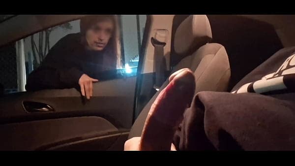 Punheta arriscada para gostosa na rua em público!