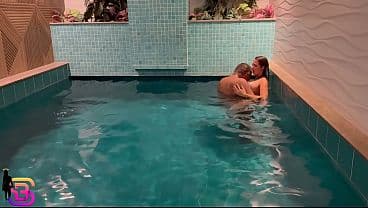 Esposa Hotwife pede pro marido levar o neg&atilde;o do...