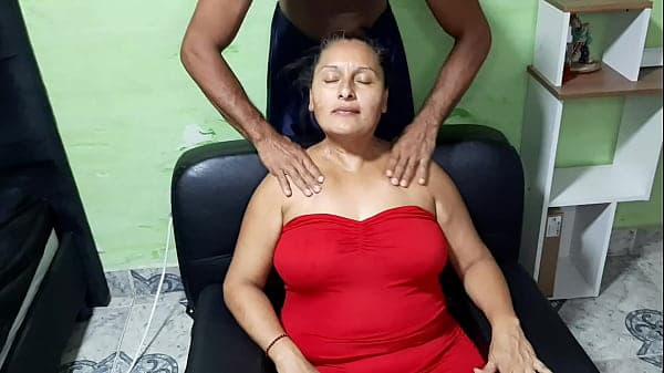Le hago un masaje caliente a mi suegra y ella s...