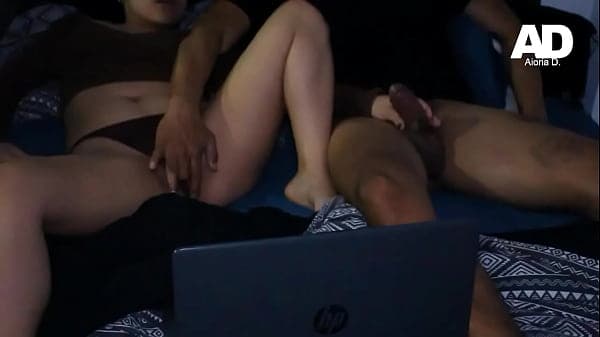 Hermanastros ven porno juntos y se ponen cachon...