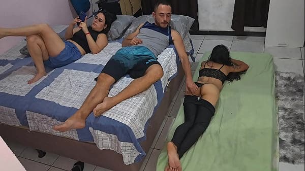 Esposa teve a m&aacute; ideia de dividir o quarto com ...