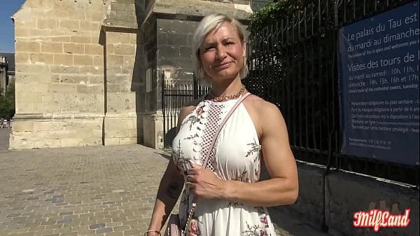 Kim, milf sexy, veut une jeune bite pour satisf...