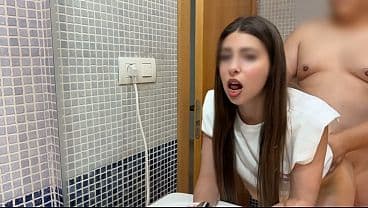Chica de universidad pagando la Renta este mes ...