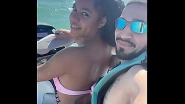 Novinha Brasileira deliciosa da perdido no corno manso e vai fuder com o instrutor de jetski no mar.