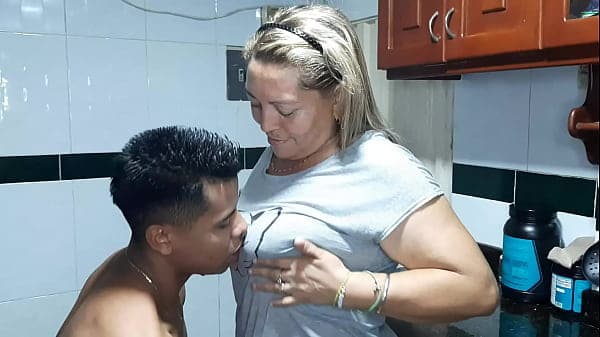 Madrastra cachonda quiere que le chupe el co&ntilde;o ...