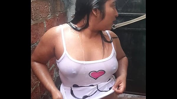 Mi sobrina se estaba ba&ntilde;ando y la grabe escondi...
