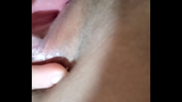 Limpando o mel do meu vibrador e gozando mais. Parte 2/2.