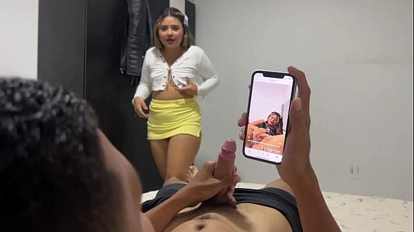 Hermanastra atrap&oacute; a su hermanastro masturb&aacute;ndo...