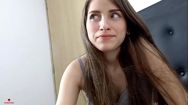 La tonta de mi hermanastra me descubre desnudo ...