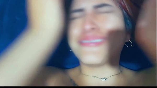 Mi vecino me da su semen dentro de mi boca mien...