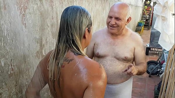Vov&ocirc; dando Banho na Novinha que conheceu na Pra...