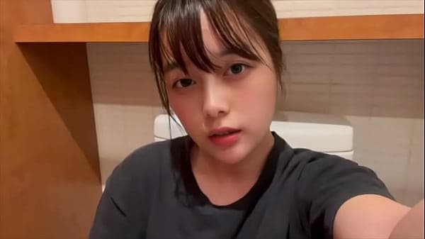 【おまんこの中沢山見せます】ト◯レの中で喘ぐのを...