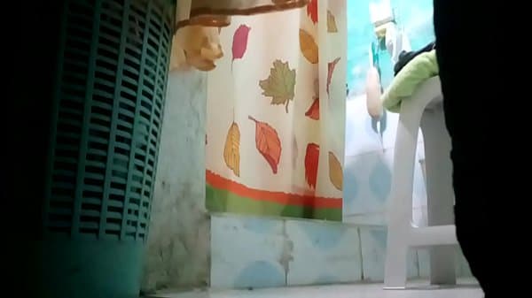 Tia desnuda en la ducha