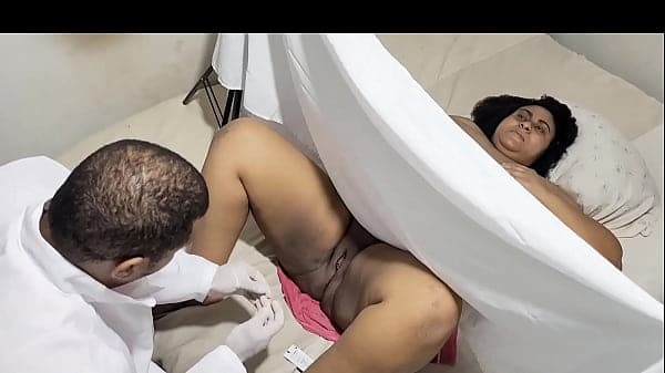 Médico Ginecologista clandestino atende sua paciente gordinha e fode sua buceta sem ela saber