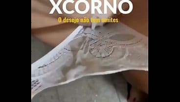 Gozada na calcinha da mulher do corno