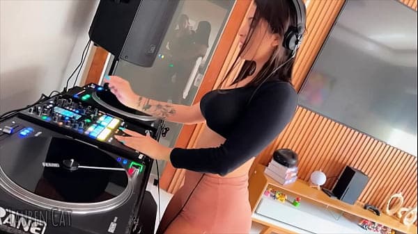 Dj Lauren gostosa fudendo e Levando gozada na b...